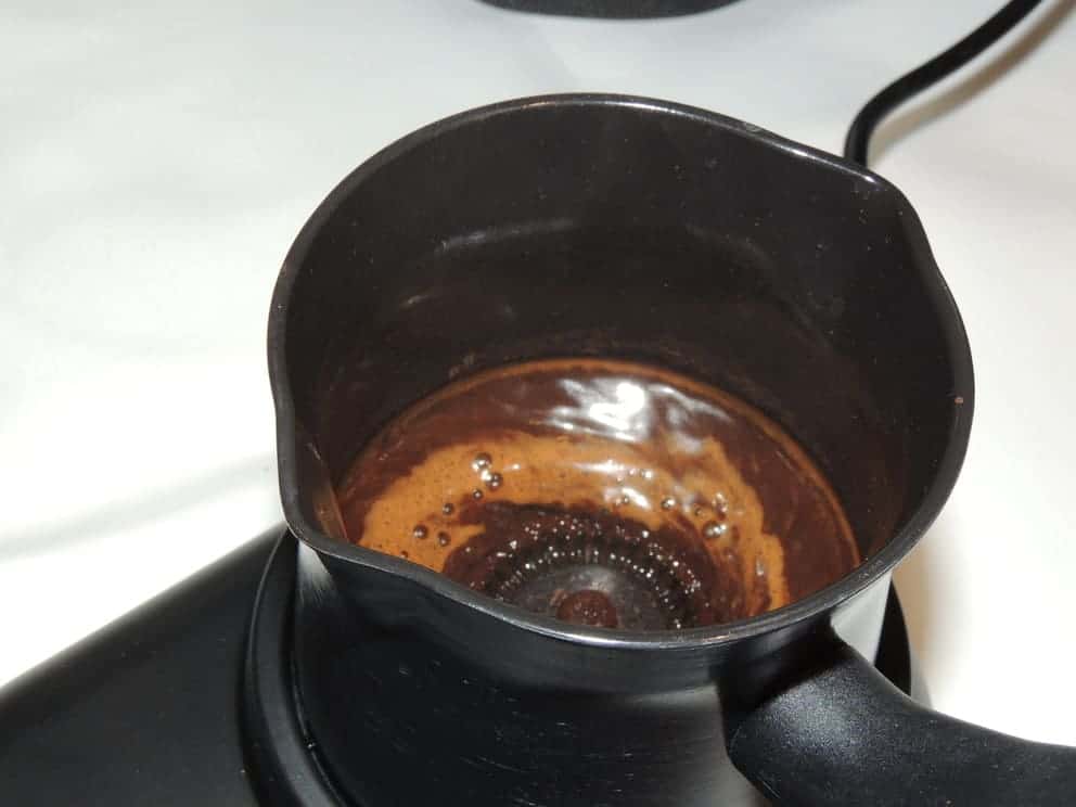 Türkischen Kaffee mit Kaffeekocher
